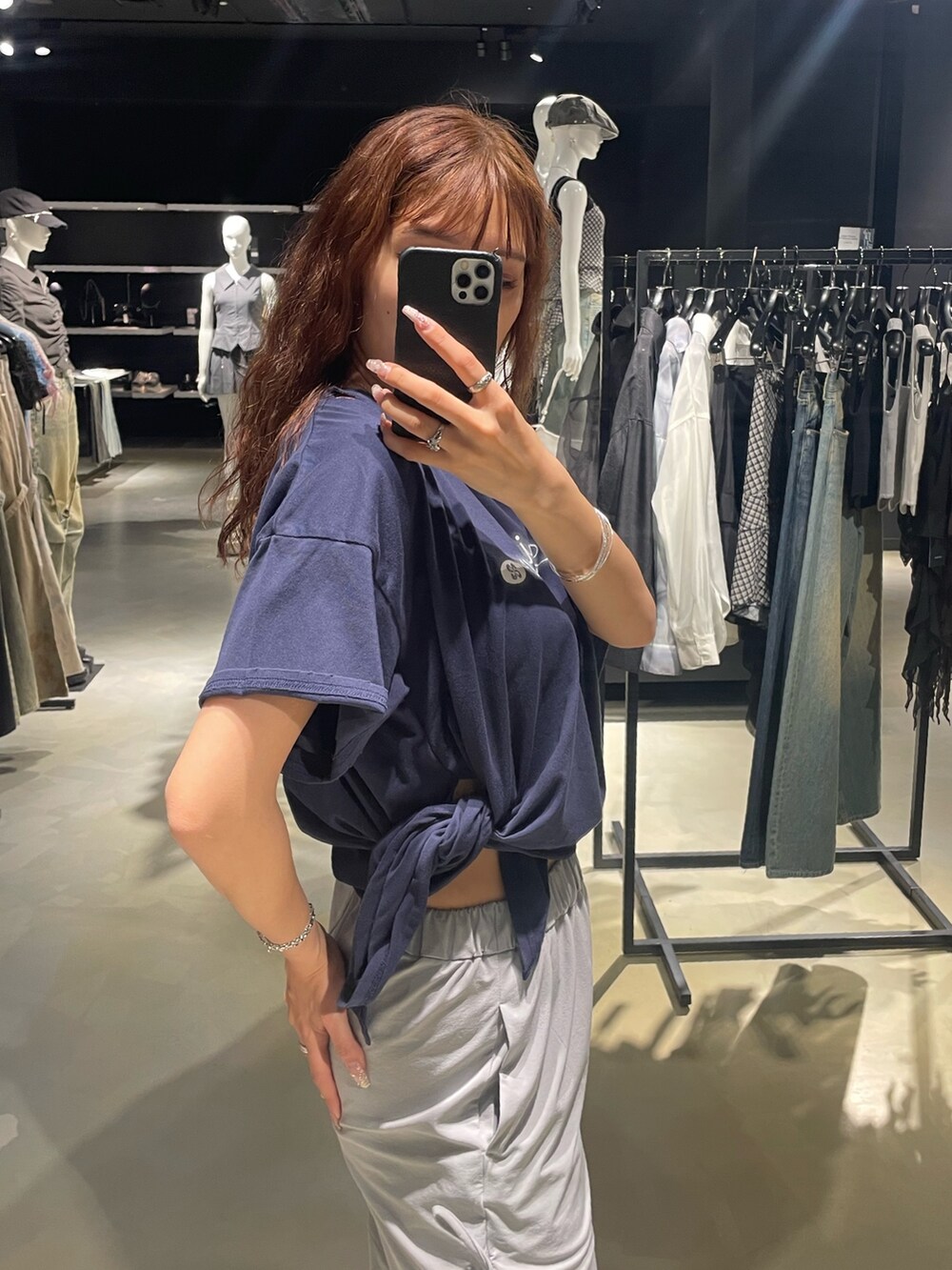 「EMODA、カジュアルコーデ、カジュアル、Tシャツコーデ、Tシャツ、夏コーデ、ラクチンコーデ、高身長女子、高身長コーデ、骨格ストレート、ナイロンパンツ、厚底サンダル、サンダルコーデ、サンダル、シンプルコーデ」｜「EMODAのハートビーズネックレス（ネックレス、シルバー系）」を使った、菅谷レイナさん（骨格ストレート・レディース・168cm）の春コーディネートの5枚目の写真