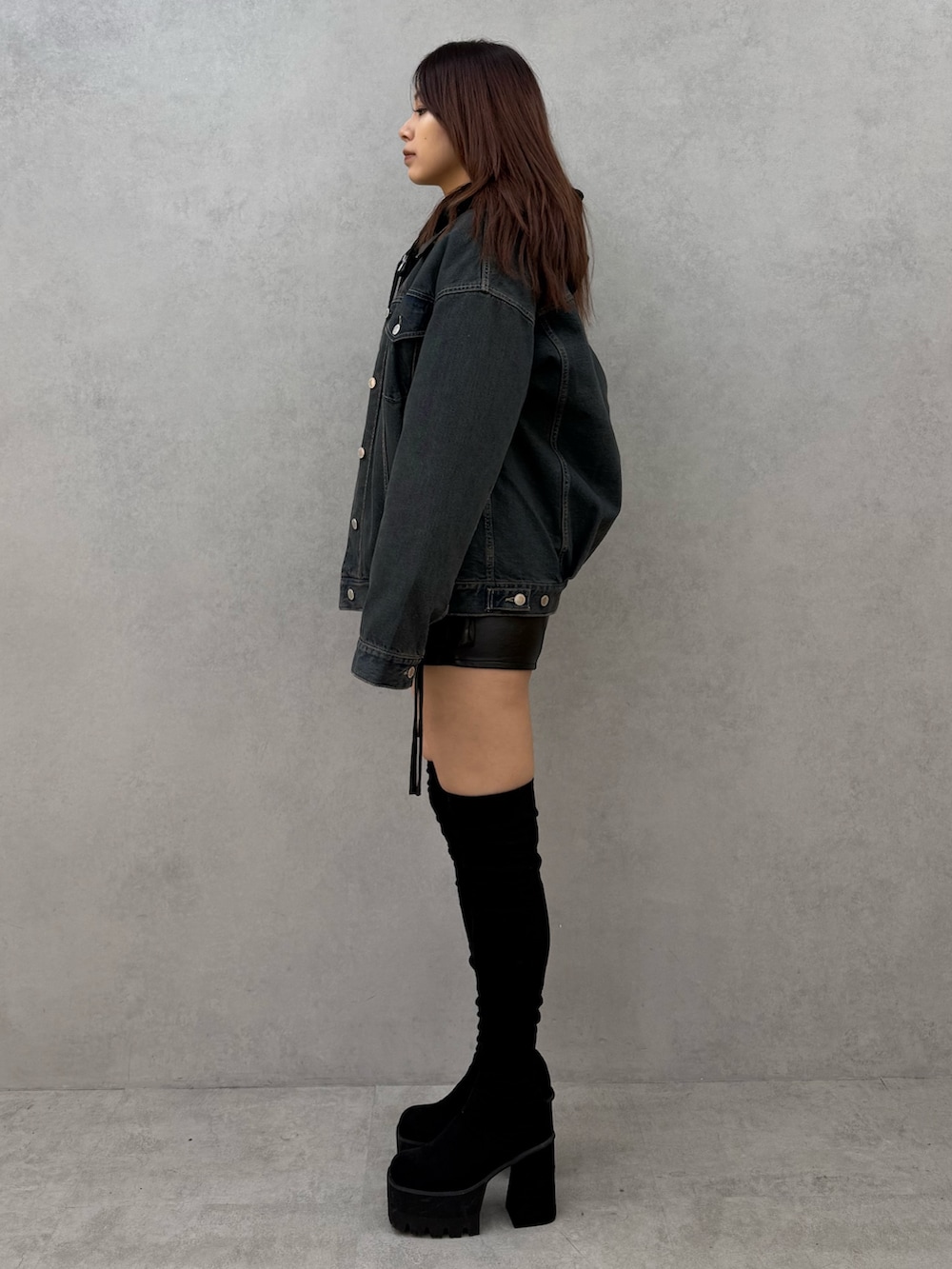 ブルー系のブルゾン、ブラック系のパーカー、ブラック系のその他パンツを着用したレディースの冬コーディネートの2枚目の写真