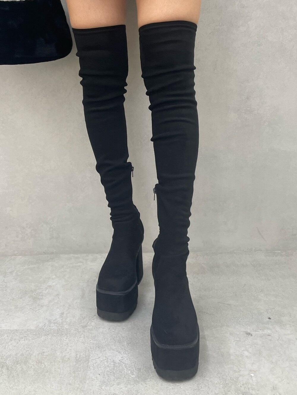 ブラック系のTシャツ/カットソー、その他のその他アウター、ブラック系のスカートを着用したレディースの冬コーディネートの10枚目の写真