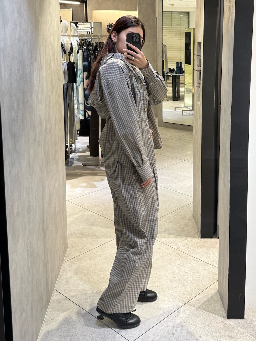 ベージュ系のシャツ/ブラウス、ベージュ系のその他パンツ、ブラック系のスニーカーを着用したレディースの春コーディネートの2枚目の写真