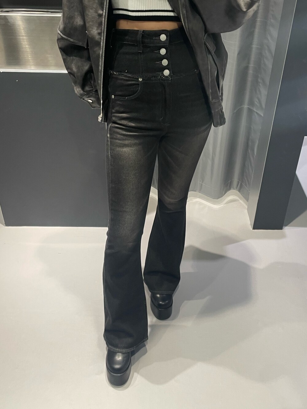 ホワイト系のニット/セーター、ブラック系のデニムパンツ、ブラック系のブーツを着用したレディースの秋コーディネートの8枚目の写真