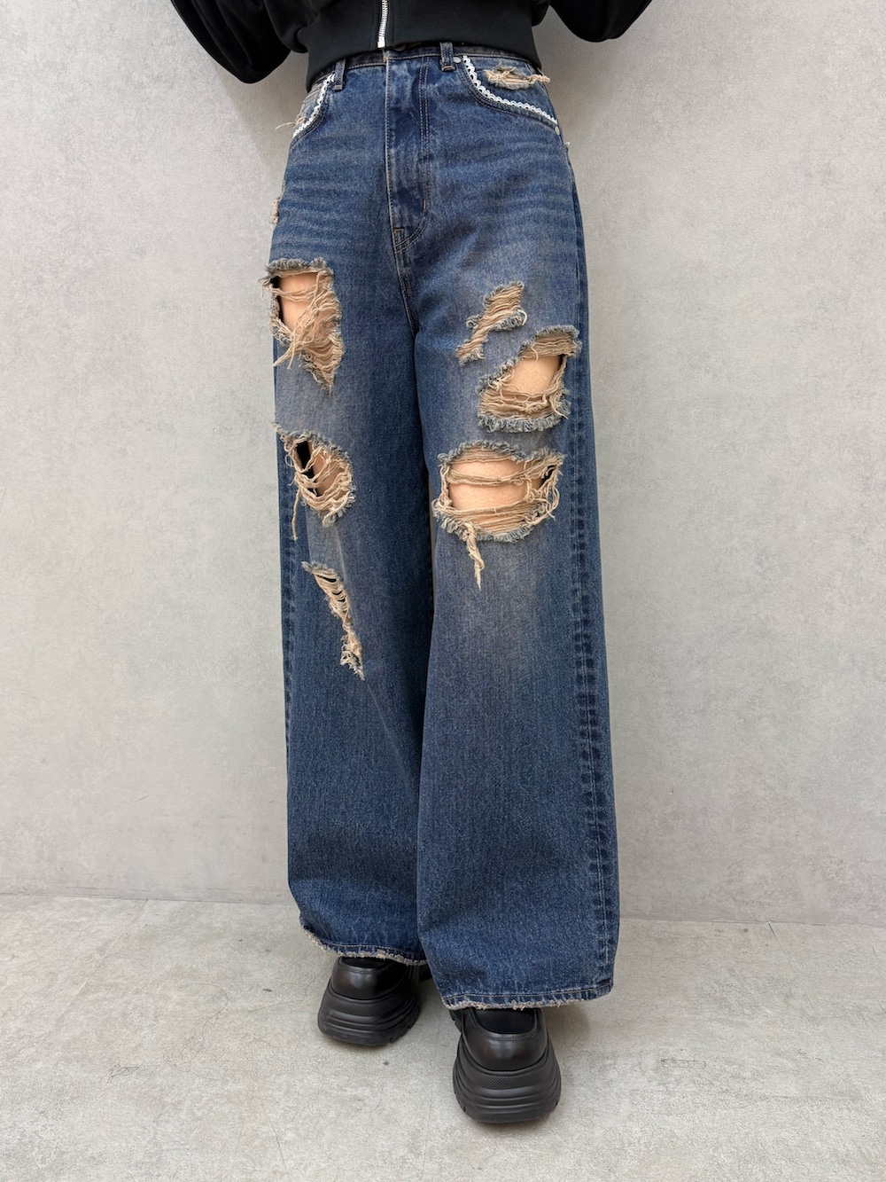 その他のシャツ/ブラウス、ブルー系のデニムパンツ、ブラック系のローファーを着用したレディースの冬コーディネートの5枚目の写真