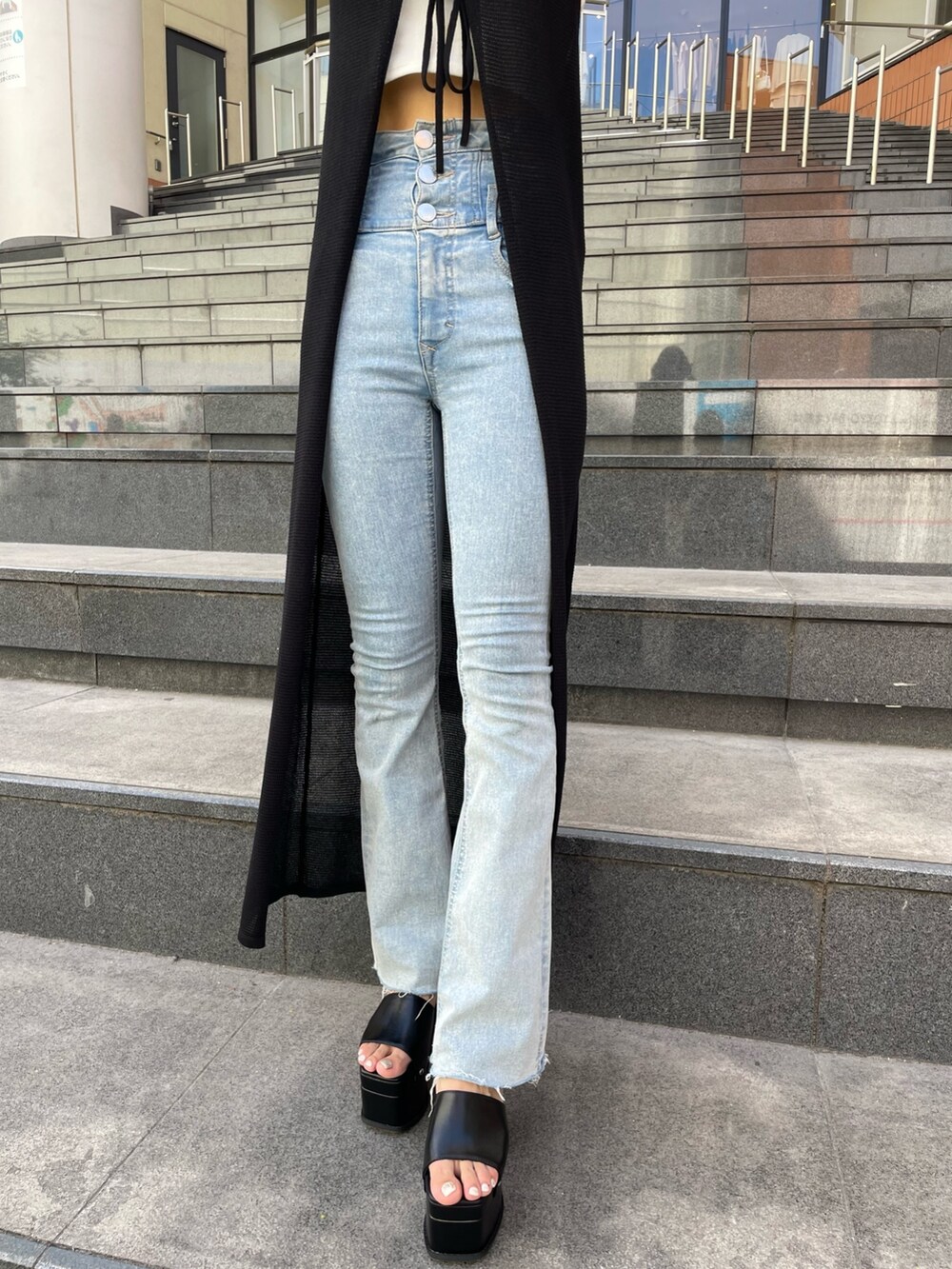 ホワイト系のTシャツ/カットソー、ブラック系のカーディガン/ボレロ、ブルー系のデニムパンツを着用したレディースの夏コーディネートの5枚目の写真