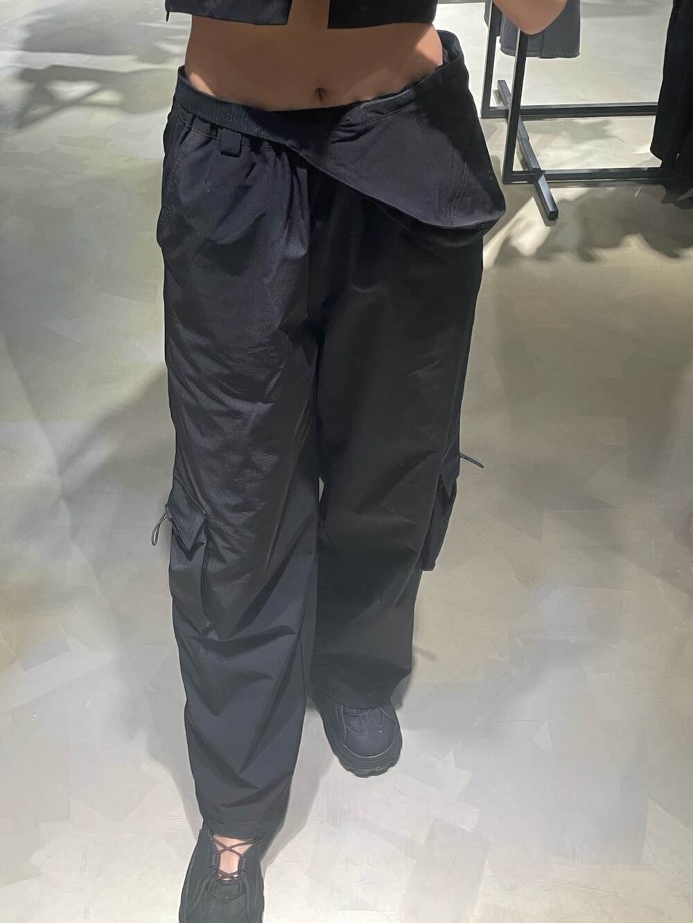 ブラック系のその他パンツ、ブラック系のサンダル、グレー系のTシャツ/カットソーを着用したレディースの春コーディネートの6枚目の写真