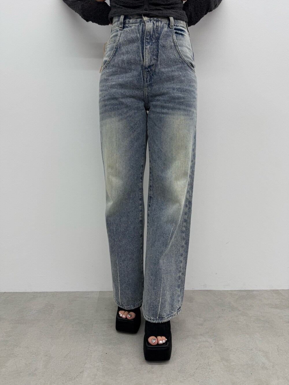 グレー系のTシャツ/カットソー、ブルー系のデニムパンツ、ブラック系のサンダルを着用したレディースの夏コーディネートの6枚目の写真