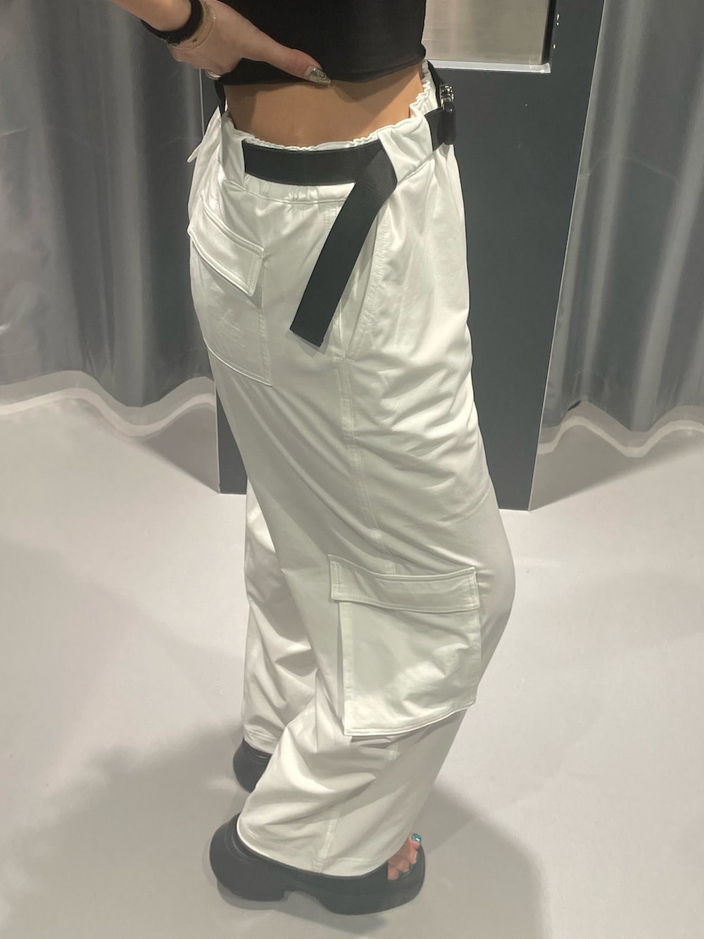 ブラック系のTシャツ/カットソー、ホワイト系のカーゴパンツ、ブラック系のサンダルを着用したレディースの夏コーディネートの7枚目の写真