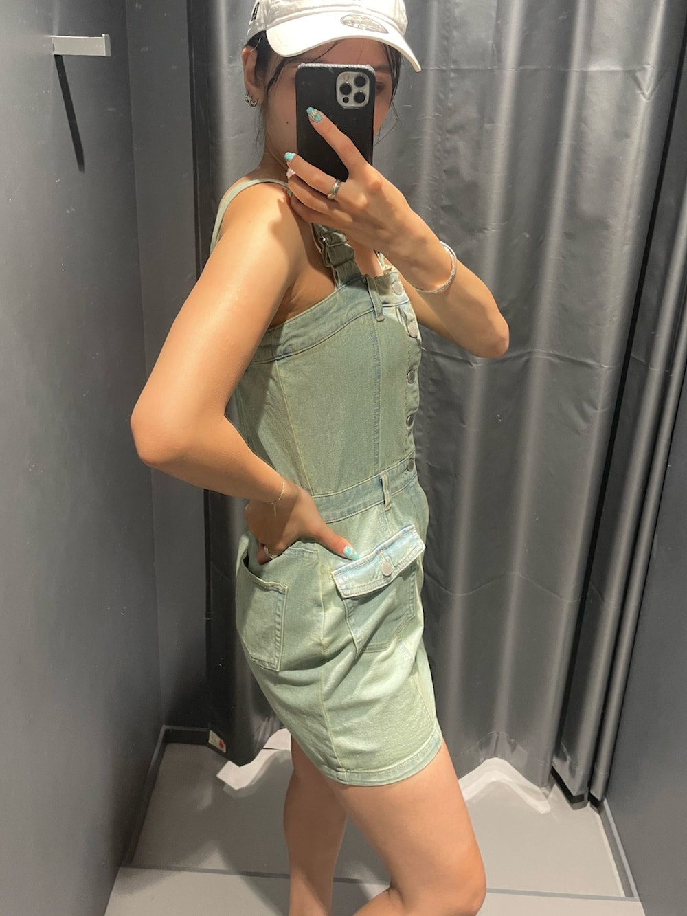 ブルー系のワンピース、ホワイト系のサンダル、シルバー系のネックレスを着用したレディースの夏コーディネートの5枚目の写真