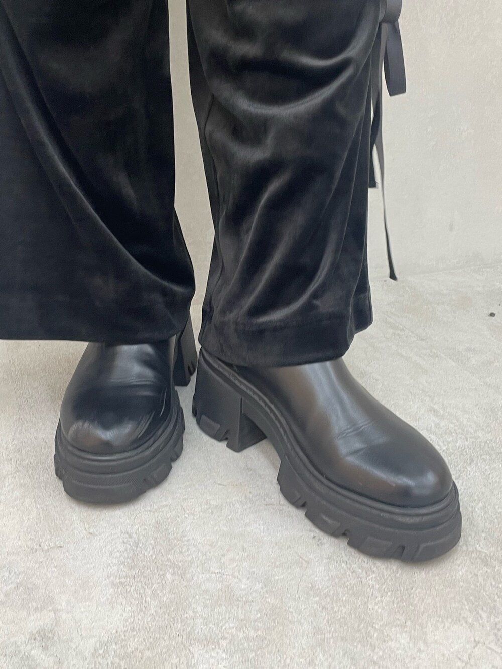 その他のTシャツ/カットソー、ブラック系のその他パンツ、ブラック系のブーツを着用したレディースの夏コーディネートの10枚目の写真