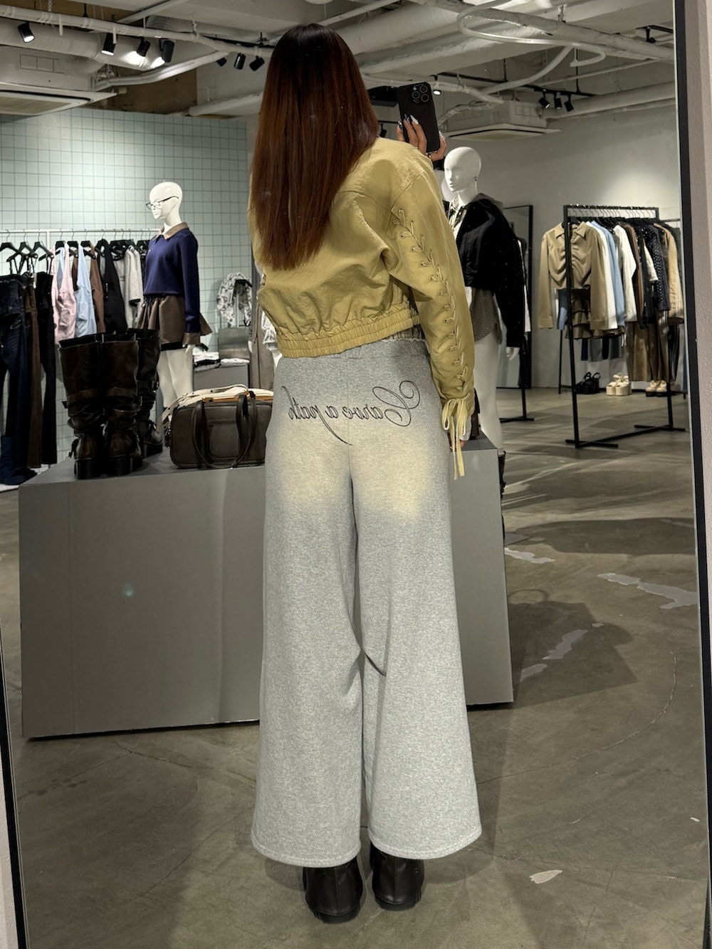 ホワイト系のTシャツ/カットソー、イエロー系のブルゾン、グレー系のスウェットパンツを着用したレディースの春コーディネートの3枚目の写真