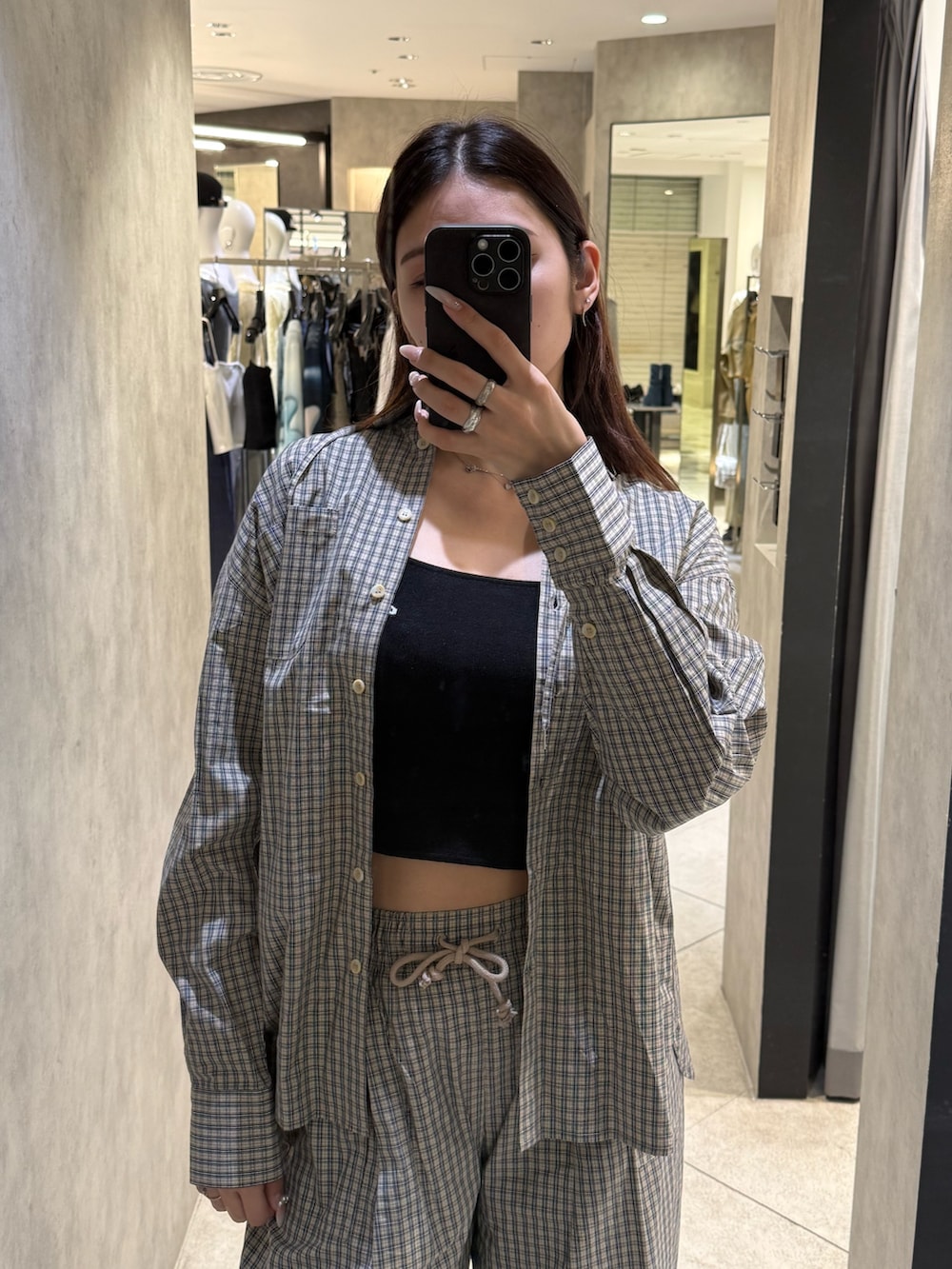 ベージュ系のシャツ/ブラウス、ベージュ系のその他パンツ、ブラック系のスニーカーを着用したレディースの春コーディネートの5枚目の写真