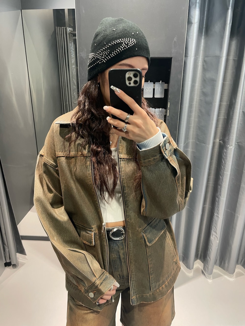 ホワイト系のニット/セーター、ブラウン系のデニムパンツ、ブラック系のブーツを着用したレディースの冬コーディネートの4枚目の写真