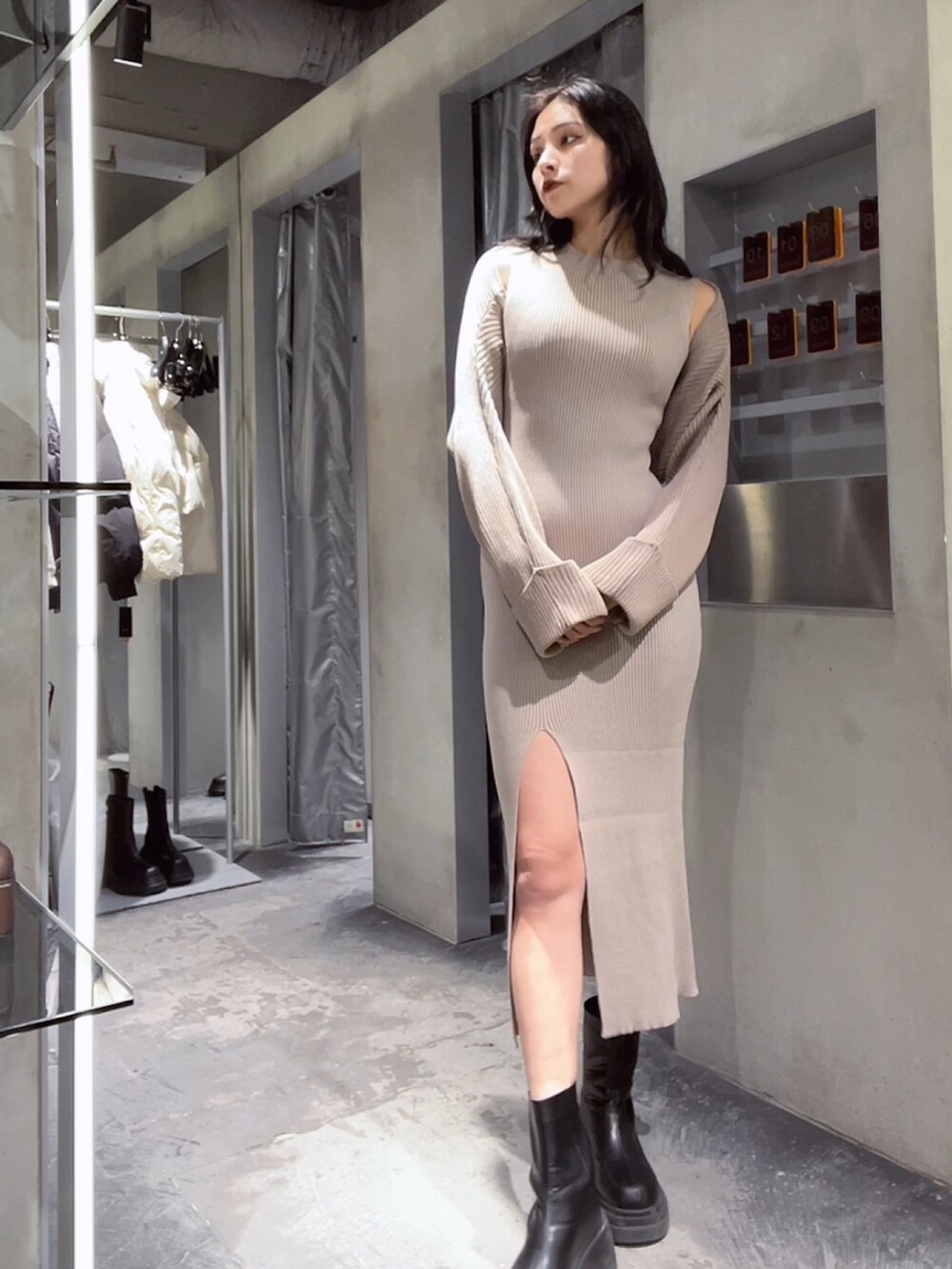 ベージュ系のワンピース、ブラック系のブーツを着用したレディースの冬コーディネートの4枚目の写真