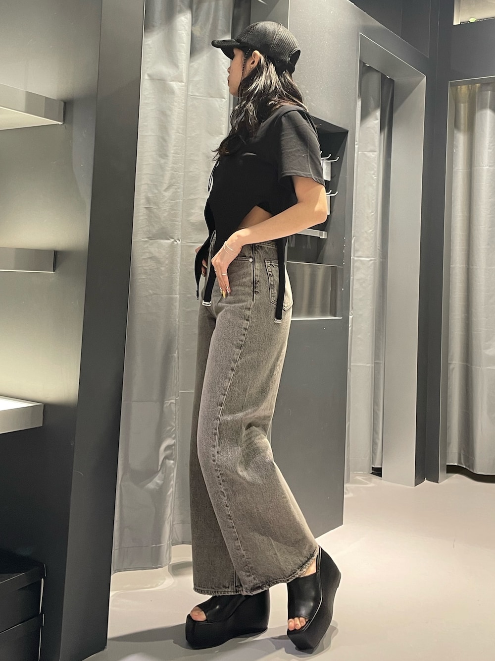 ブラック系のサンダル、ブラック系のTシャツ/カットソー、グレー系のデニムパンツを着用したレディースの春コーディネートの2枚目の写真