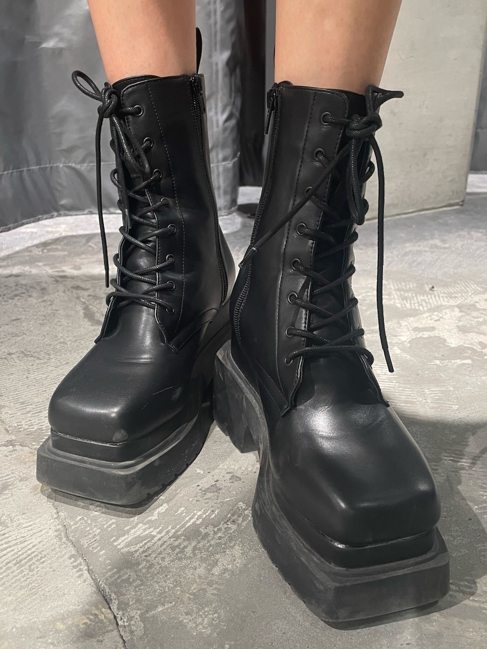 ホワイト系のワンピース、ブラック系のキャミソール、ブラック系のブーツを着用したレディースの春コーディネートの10枚目の写真