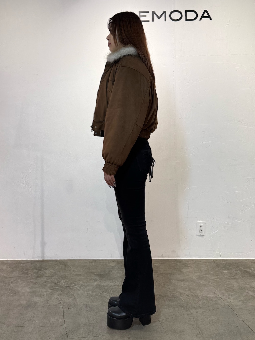 ホワイト系のニット/セーター、ベージュ系のブルゾン、ブラック系のデニムパンツを着用したレディースの冬コーディネートの2枚目の写真