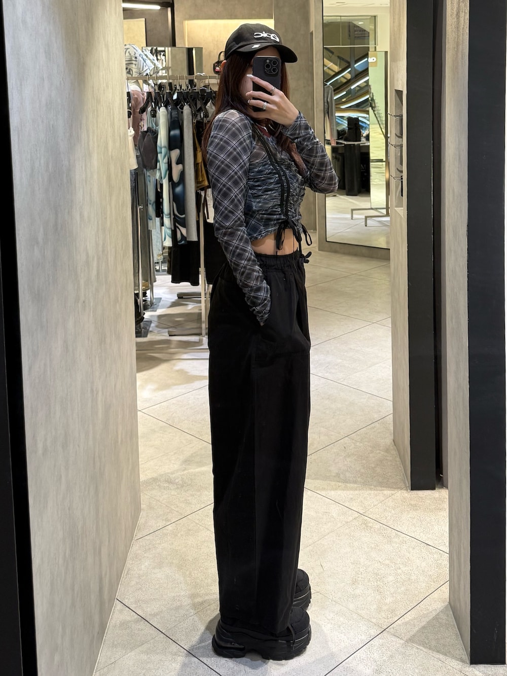 ブラック系のTシャツ/カットソー、ブラック系のその他パンツ、ブラック系のスニーカーを着用したレディースの春コーディネートの2枚目の写真