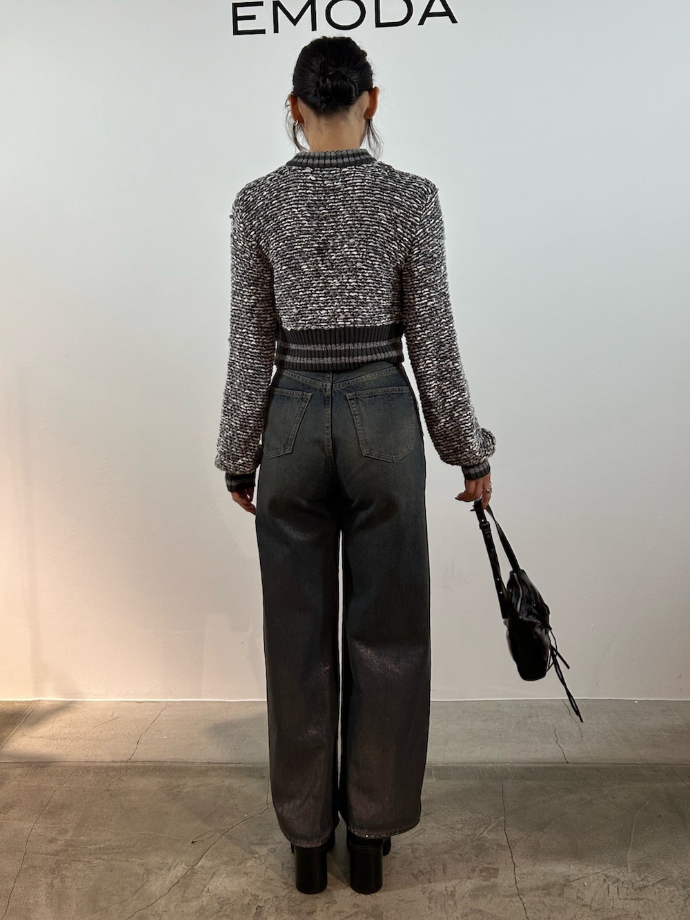 グレー系のカーディガン/ボレロ、ブルー系のデニムパンツ、ブラック系のショルダーバッグを着用したレディースの秋コーディネートの3枚目の写真