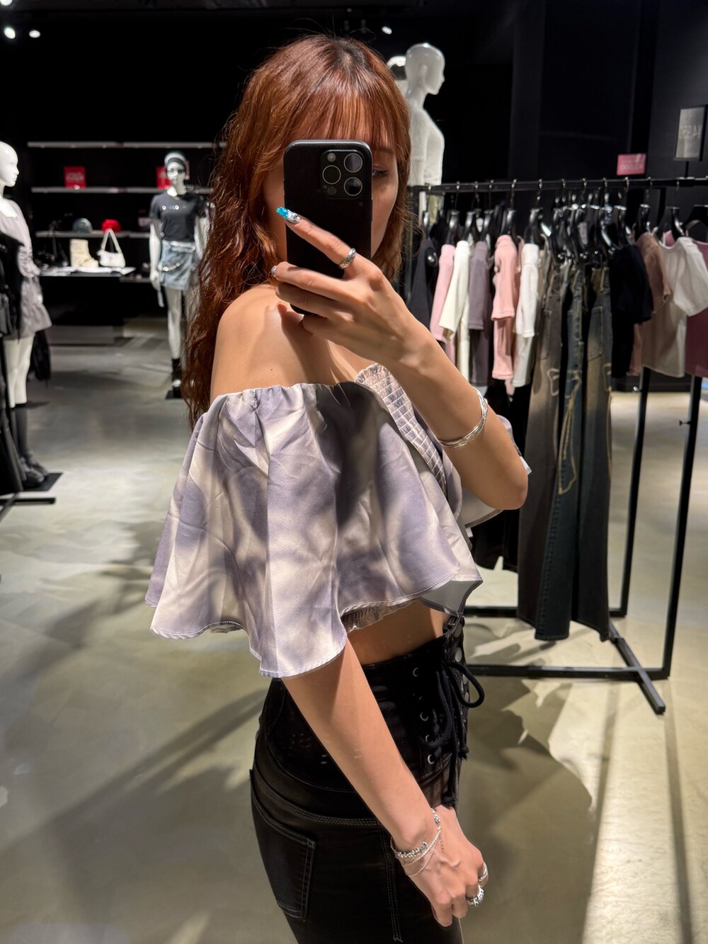 ベージュ系のTシャツ/カットソー、ブラック系のデニムパンツ、ブラック系のサンダルを着用したレディースの夏コーディネートの5枚目の写真