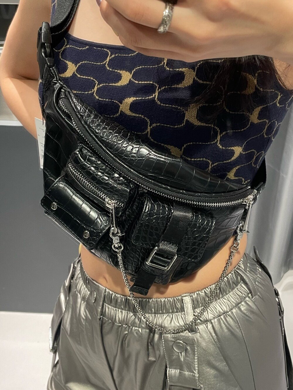その他のタンクトップ、シルバー系のその他パンツ、ブラック系のハンドバッグを着用したレディースの春コーディネートの8枚目の写真