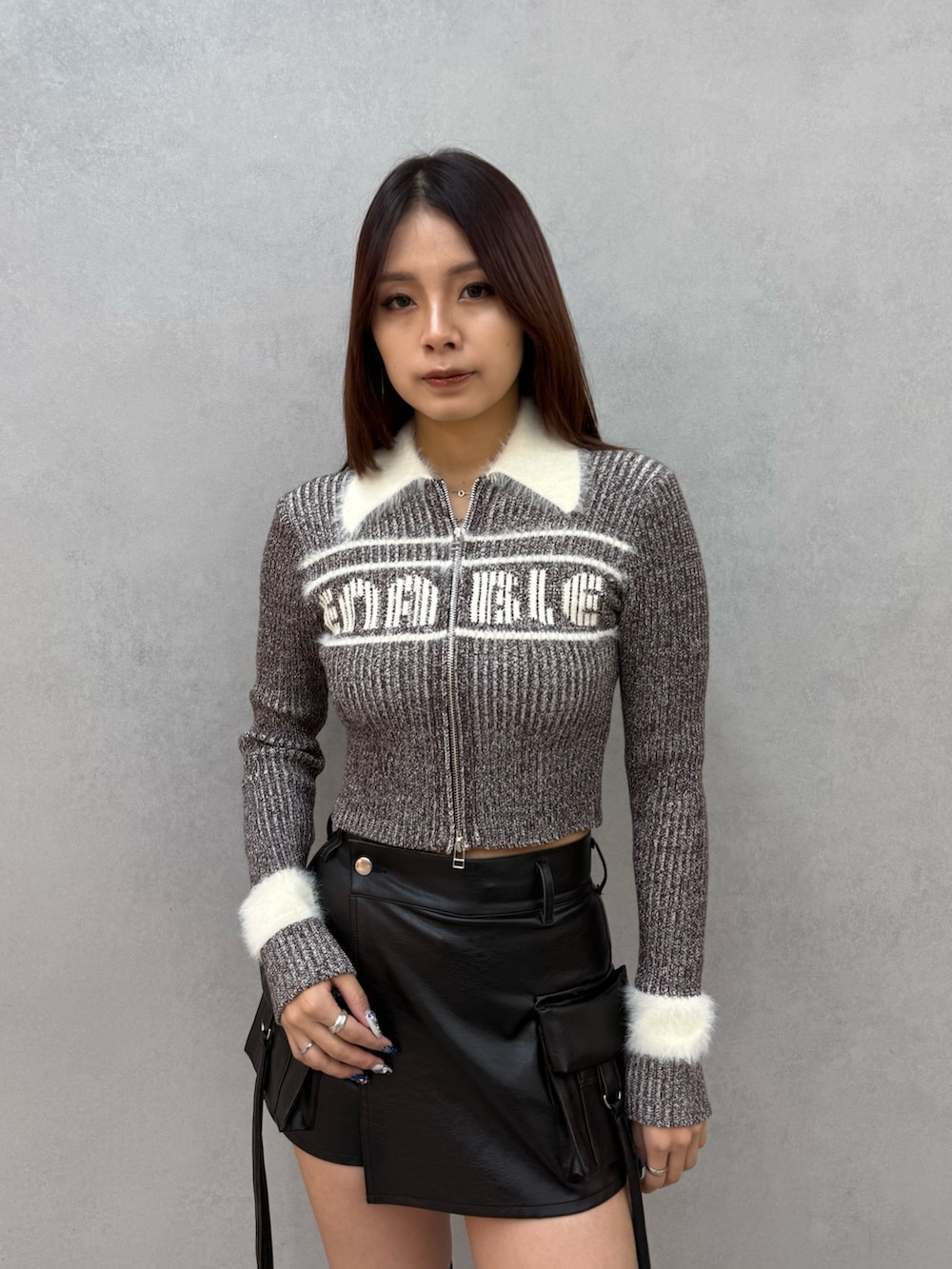 ブラウン系のニット/セーター、ブラック系のその他パンツ、ブラック系のブーツを着用したレディースの冬コーディネートの4枚目の写真