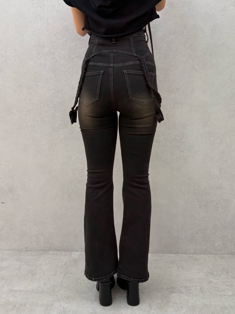 ブラウン系のワンピース、ブラック系のデニムパンツ、ブラック系のサンダルを着用したレディースの夏コーディネートの9枚目の写真