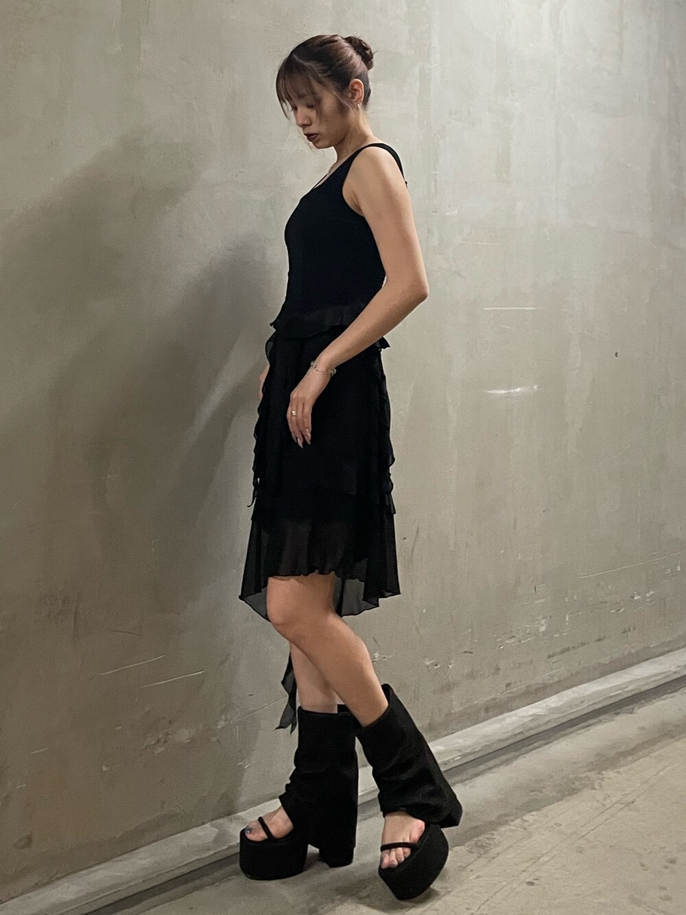 ブラック系のTシャツ/カットソー、ブラック系のニット/セーター、ブラック系のスカートを着用したレディースの春コーディネートの2枚目の写真