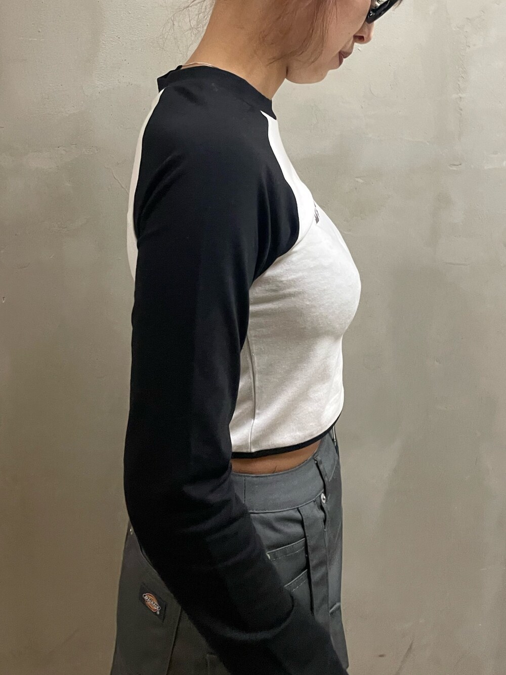 ブラック系のハンドバッグ、ホワイト系のTシャツ/カットソー、グレー系のスカートを着用したレディースの春コーディネートの5枚目の写真