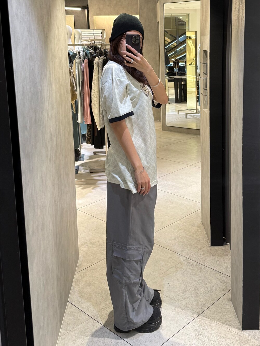 ホワイト系のTシャツ/カットソー、グレー系のその他パンツ、ブラック系のスニーカーを着用したレディースの春コーディネートの2枚目の写真