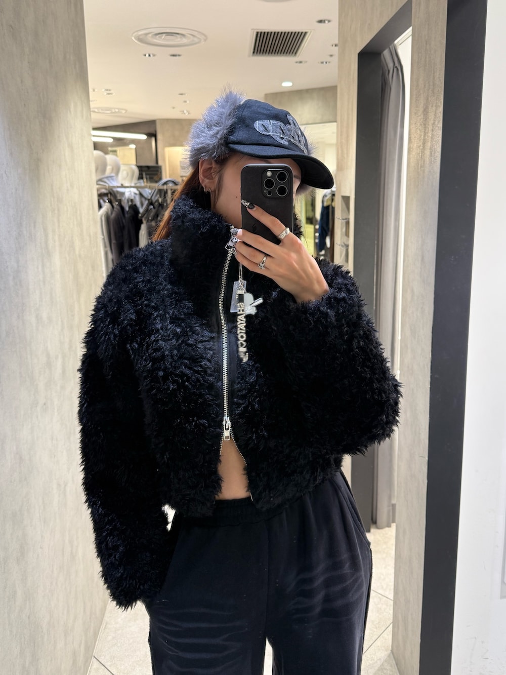 ブラック系のブーツ、ブラック系のスウェットパンツ、ブラック系のブルゾンを着用したレディースの秋コーディネートの4枚目の写真