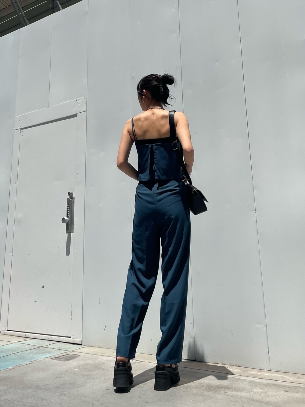 ブルー系のつなぎ/オールインワン、ブラック系のショルダーバッグ、ブラック系のサンダルを着用したレディースの夏コーディネートの6枚目の写真
