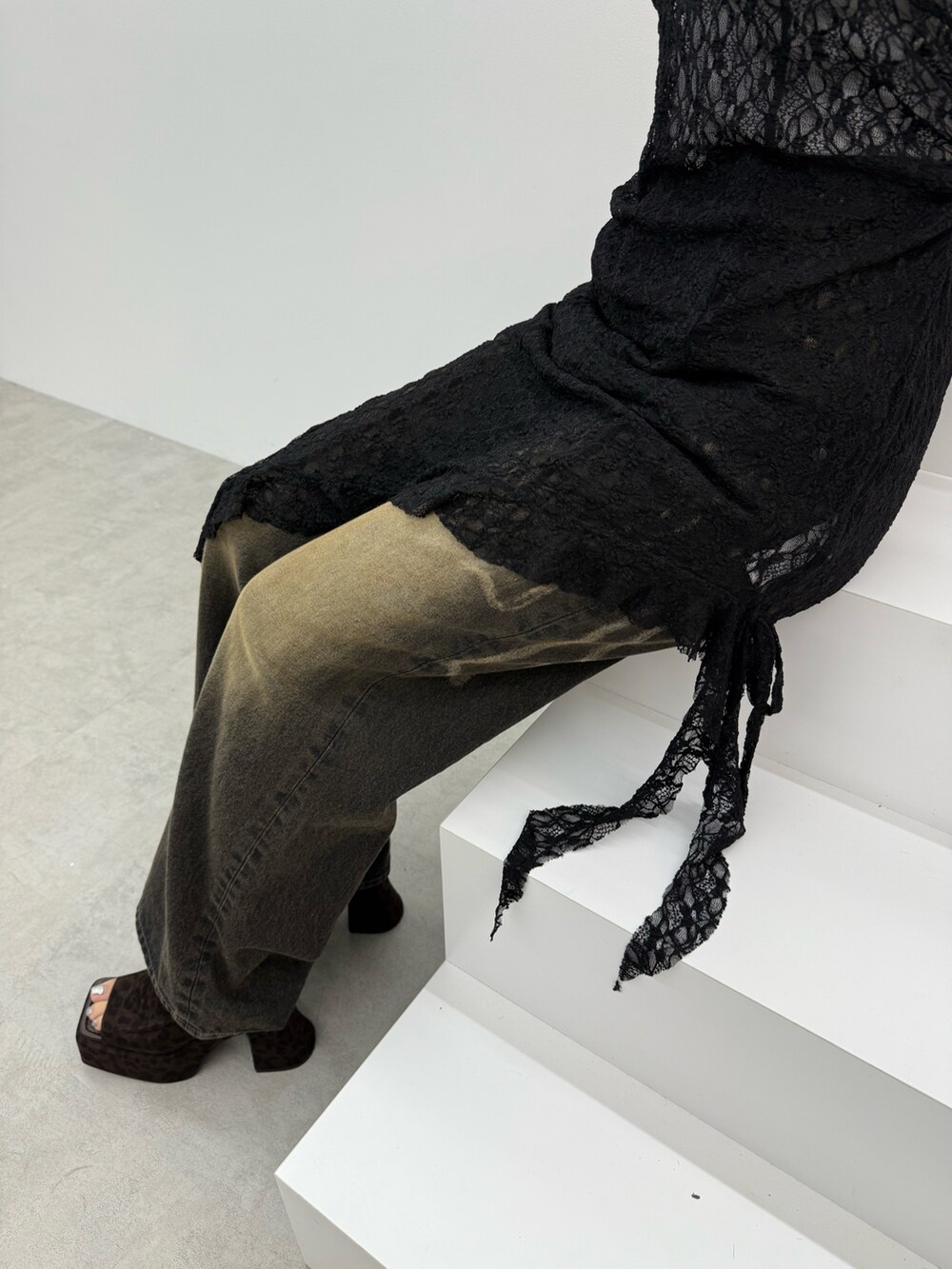 ホワイト系のTシャツ/カットソー、ブラック系のワンピース、ブラック系のデニムパンツを着用したレディースの夏コーディネートの5枚目の写真