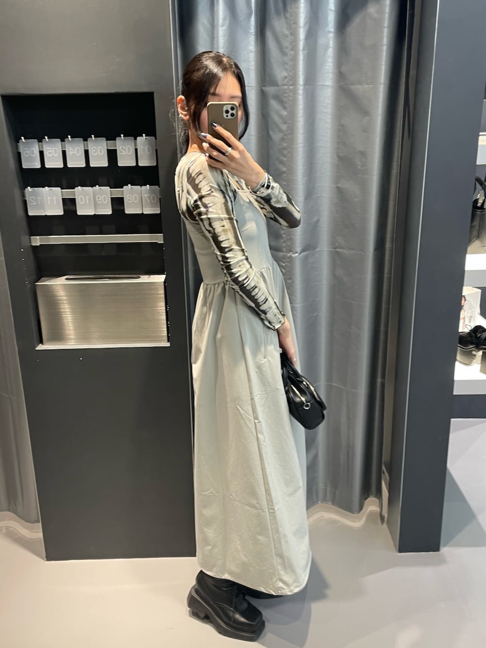 その他のTシャツ/カットソー、グレー系のワンピース、ブラック系のハンドバッグを着用したレディースの春コーディネートの2枚目の写真
