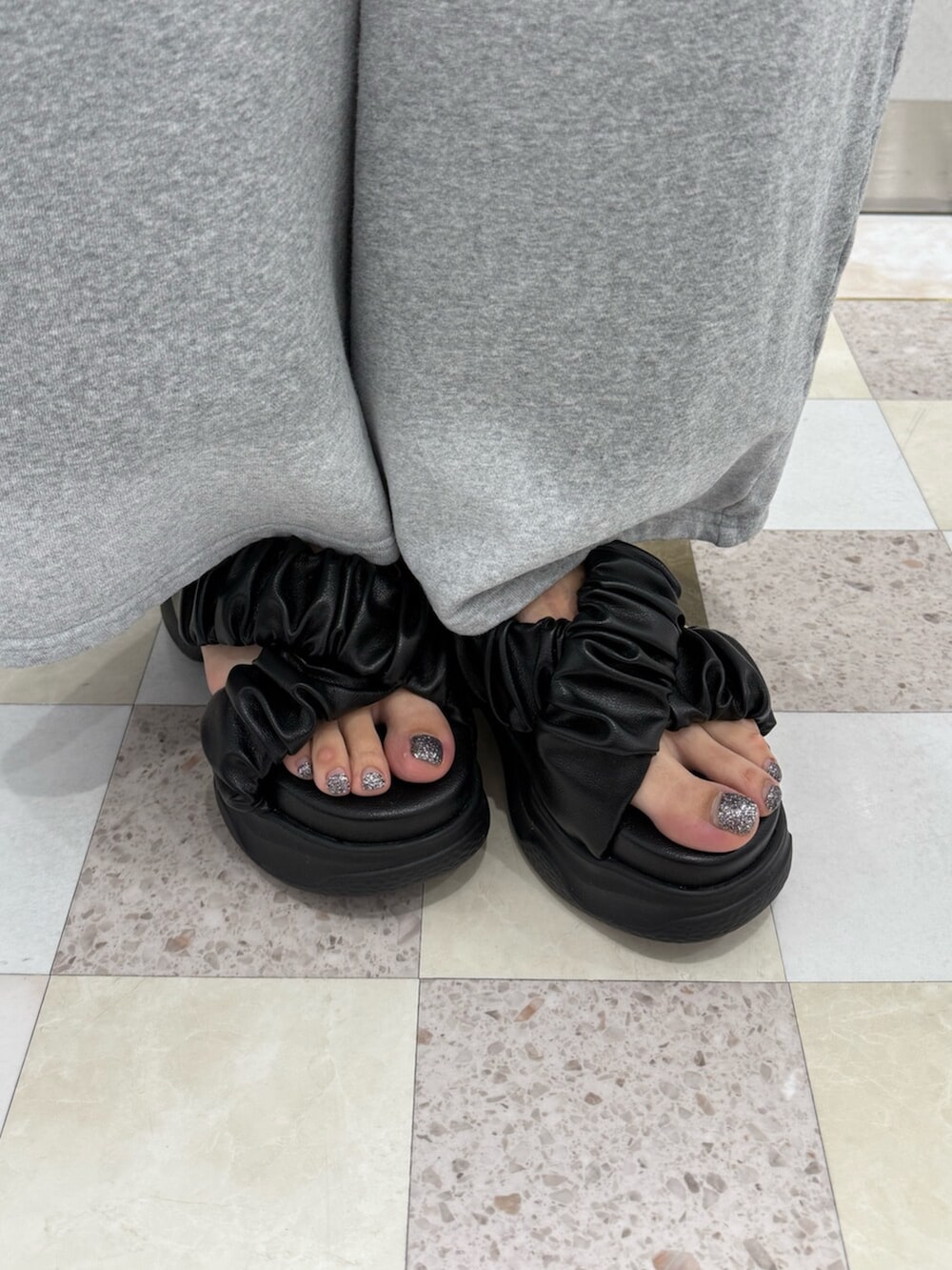 ブラック系のサンダル、グレー系のキャミソール、グレー系のその他パンツを着用したレディースの夏コーディネートの6枚目の写真