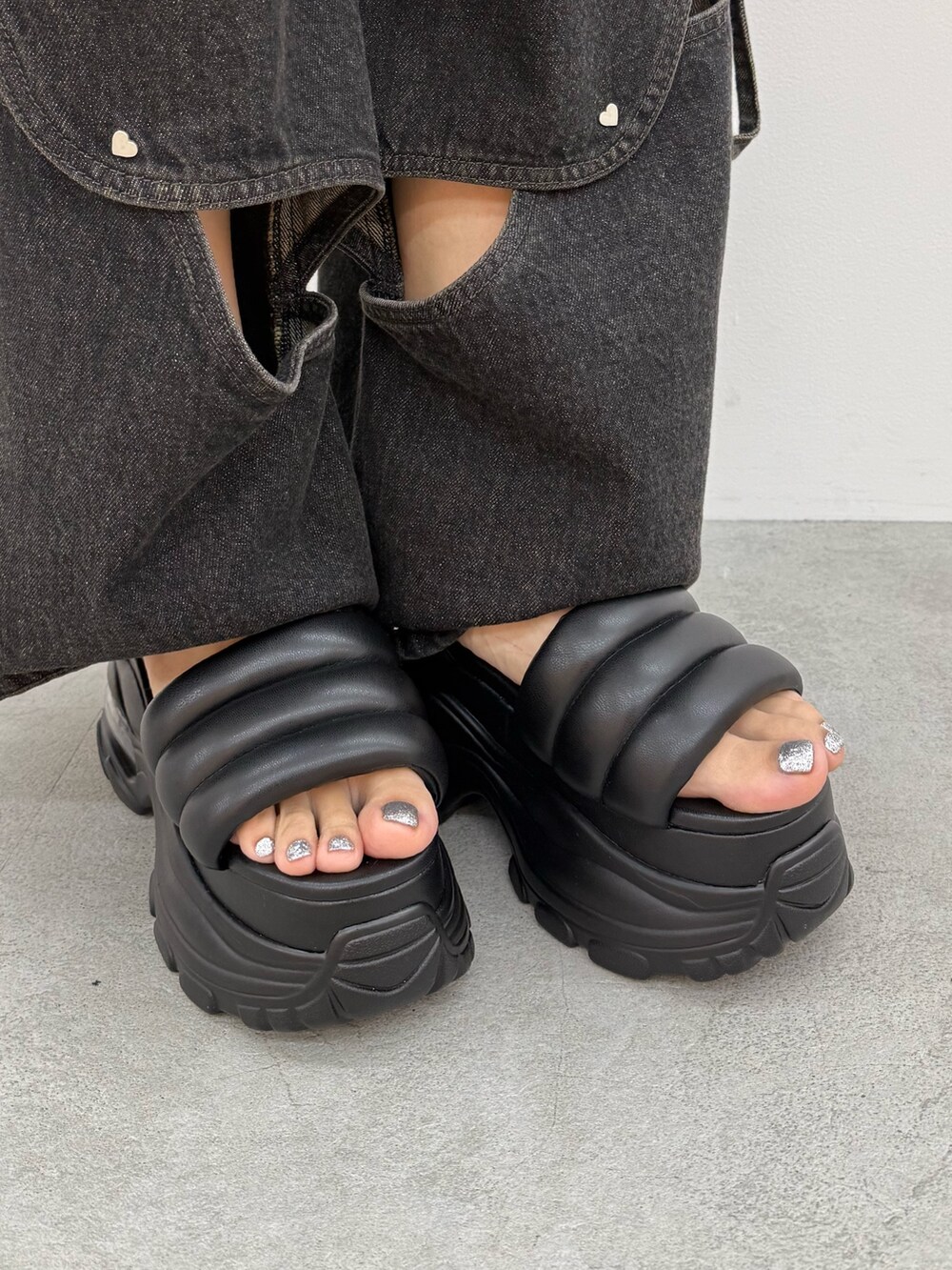 グレー系のワンピース、ブルー系のデニムパンツ、ブラック系のサンダルを着用したレディースの夏コーディネートの10枚目の写真