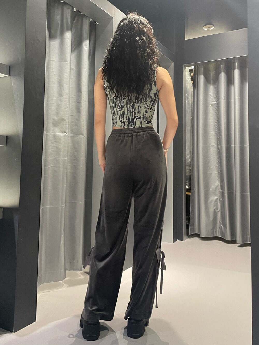 その他のタンクトップ、グレー系のその他パンツ、ブラック系のブーツを着用したレディースの夏コーディネートの3枚目の写真