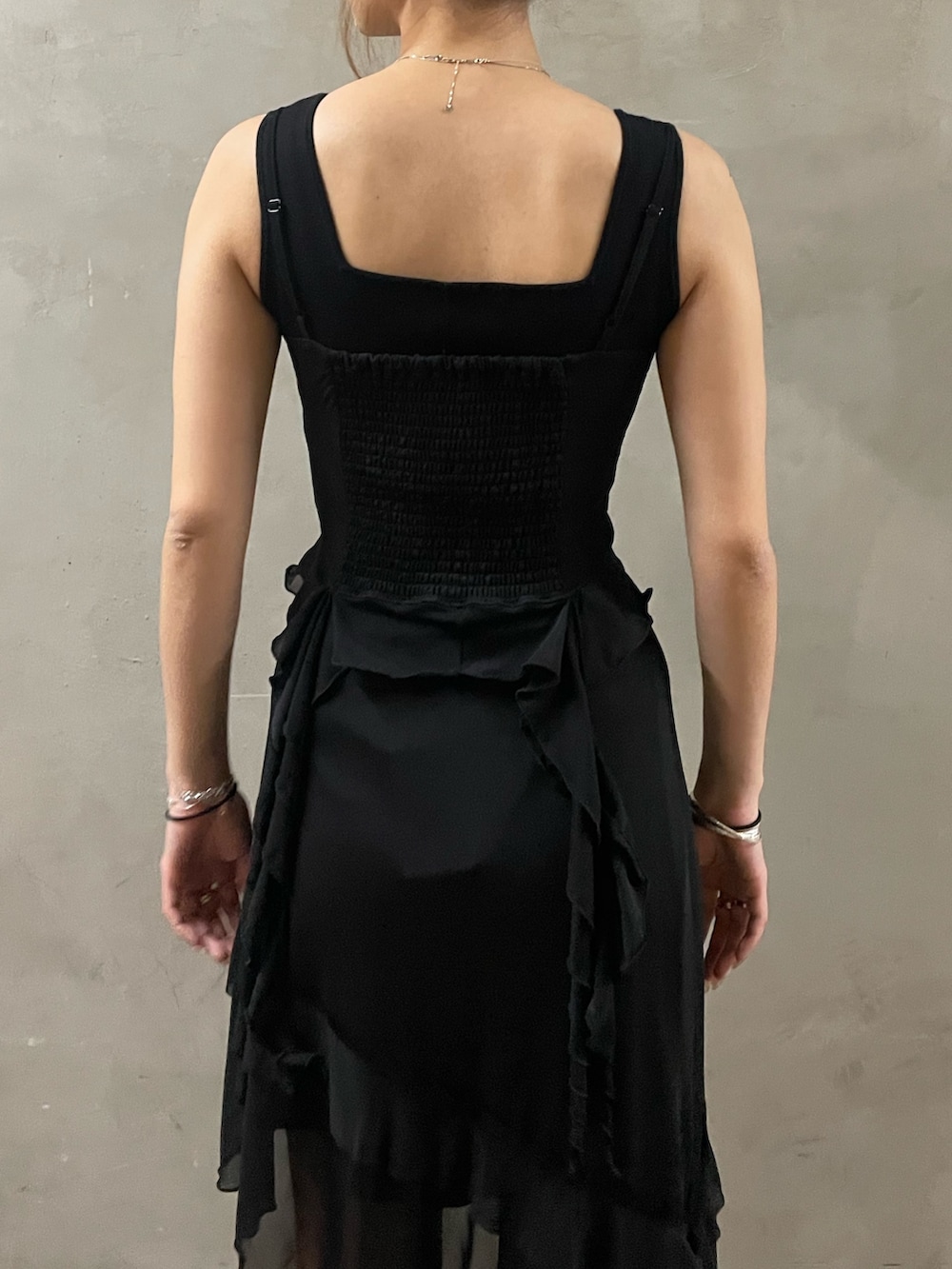 「EMODA、モノトーン、モノトーンコーデ、高身長女子、高身長コーデ、骨格ストレート、モード、モードカジュアル、レイヤードスタイル、Tシャツ、キャミソール、スカート、デニム、デニムコーデ、グラデーション」｜「EMODAのスタッズベルトハンチングキャップ（ハンチング/ベレー帽、グレー系）」を使った、菅谷レイナさん（骨格ストレート・レディース・168cm）の春コーディネートの5枚目の写真