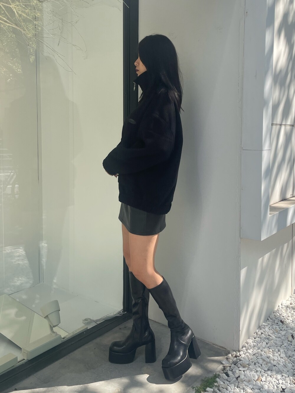 ブルー系のブルゾン、その他のスカート、ブラック系のブーツを着用したレディースの秋コーディネートの2枚目の写真