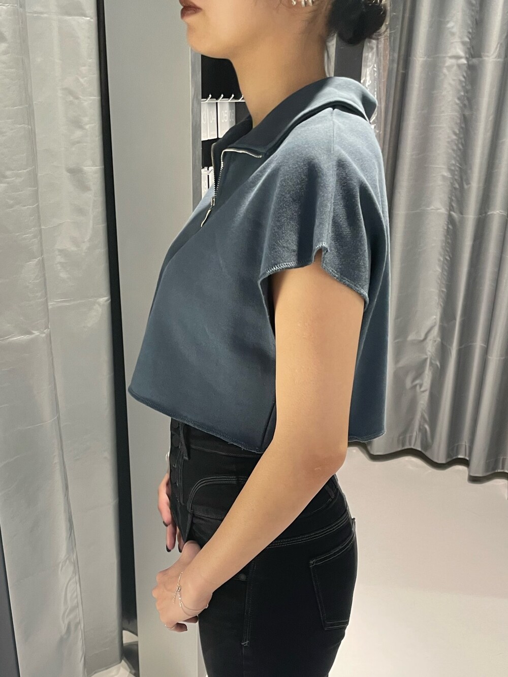 ブラック系のデニムパンツ、ブラック系のサンダル、ブルー系のTシャツ/カットソーを着用したレディースの夏コーディネートの5枚目の写真