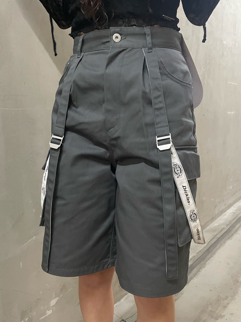 ブラック系のTシャツ/カットソー、ブラック系のTシャツ/カットソー、グレー系のその他パンツを着用したレディースの春コーディネートの6枚目の写真