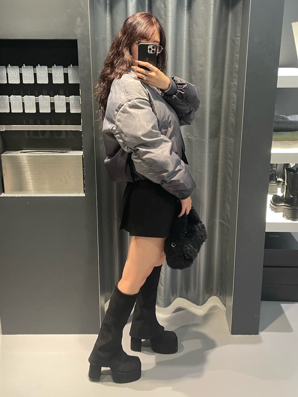 ブラック系のTシャツ/カットソー、グレー系のブルゾン、ブラック系のスカートを着用したレディースの冬コーディネートの2枚目の写真