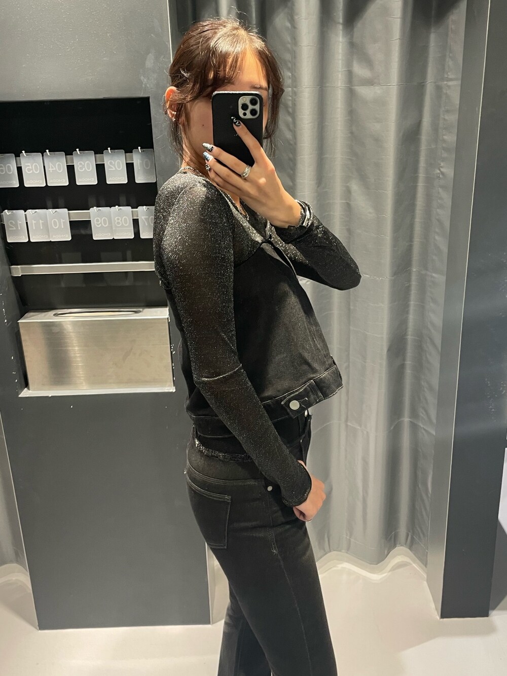 その他のTシャツ/カットソー、ブラック系のデニムパンツ、ブラック系のブーツを着用したレディースの秋コーディネートの5枚目の写真