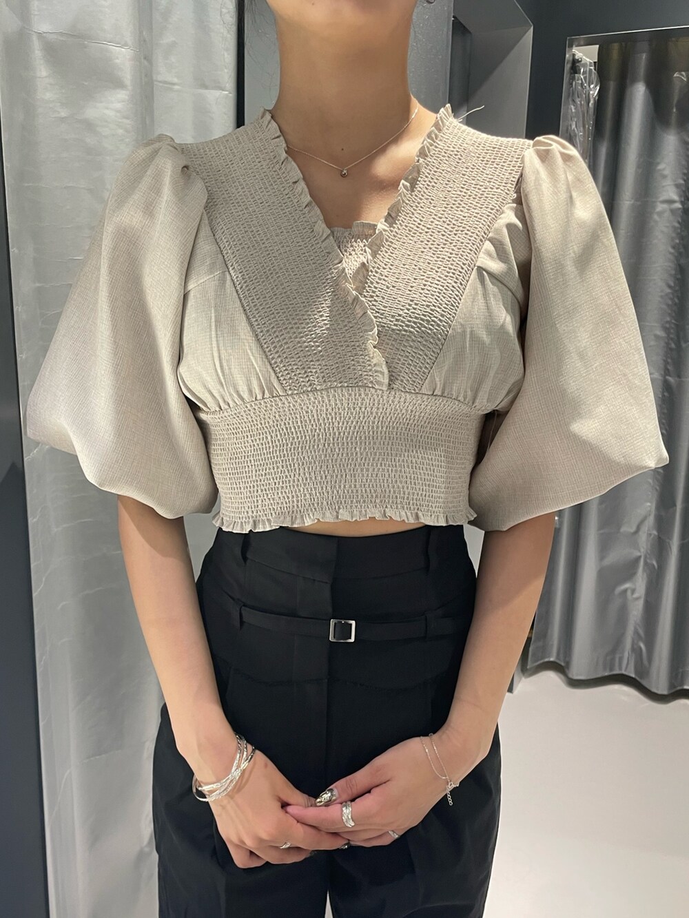 ベージュ系のTシャツ/カットソー、ブラック系のスカート、ブラック系のサンダルを着用したレディースの夏コーディネートの4枚目の写真