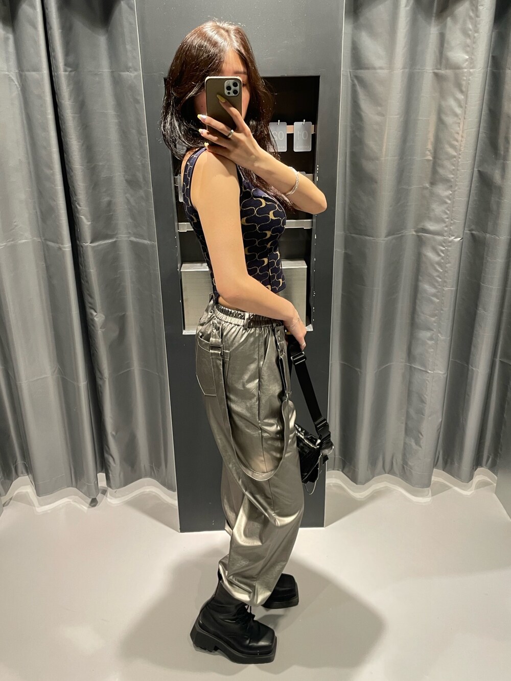 その他のタンクトップ、シルバー系のその他パンツ、ブラック系のハンドバッグを着用したレディースの春コーディネートの2枚目の写真