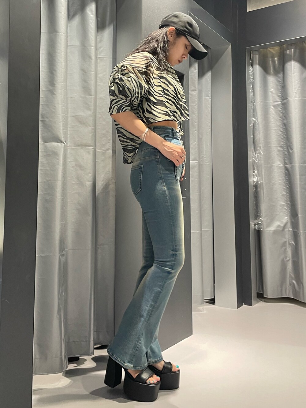 ブラック系のタンクトップ、その他のシャツ/ブラウス、ブルー系のデニムパンツを着用したレディースの夏コーディネートの2枚目の写真