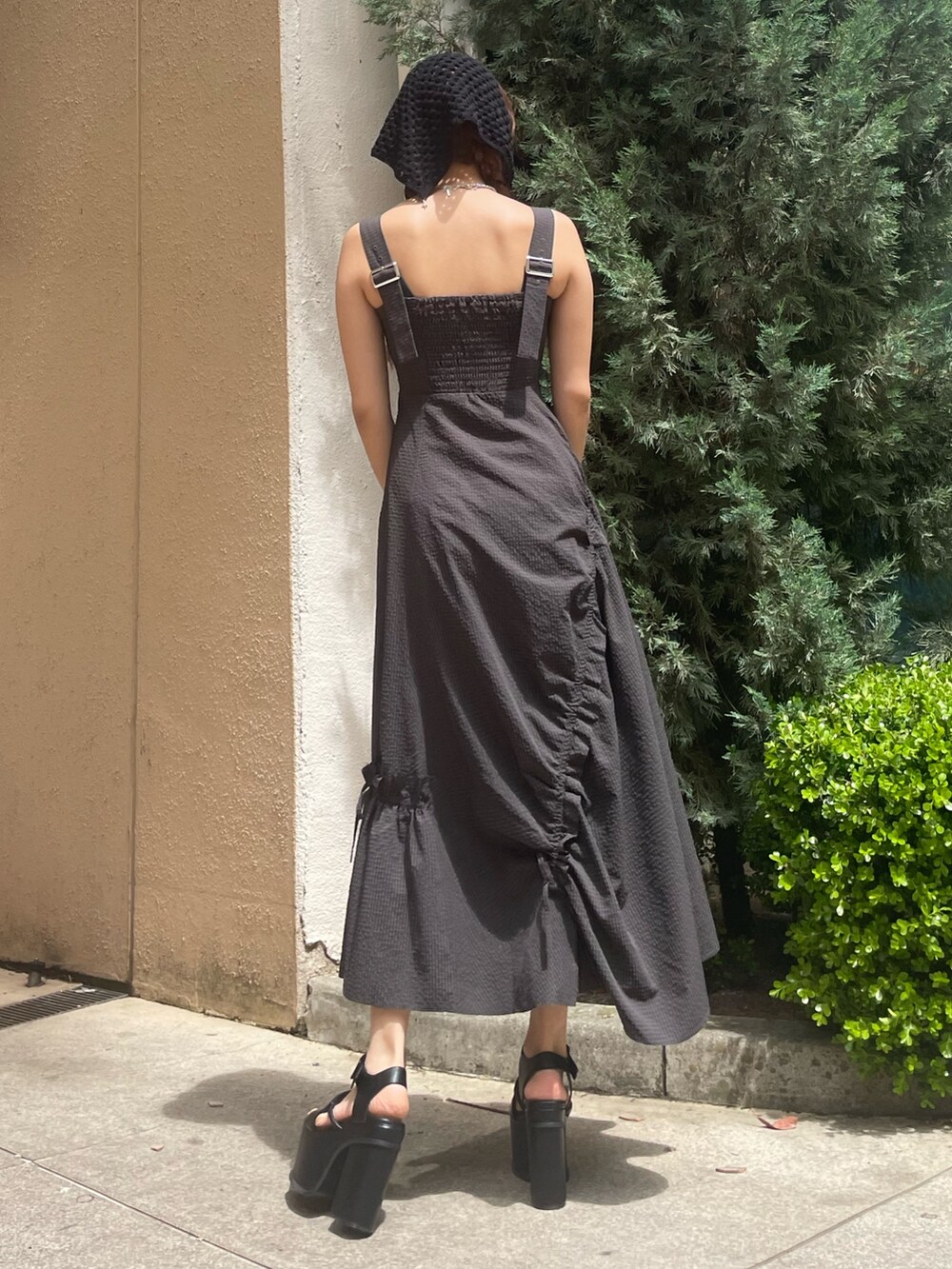 ブラック系のTシャツ/カットソー、グレー系のワンピース、ブラック系のハンドバッグを着用したレディースの春コーディネートの3枚目の写真