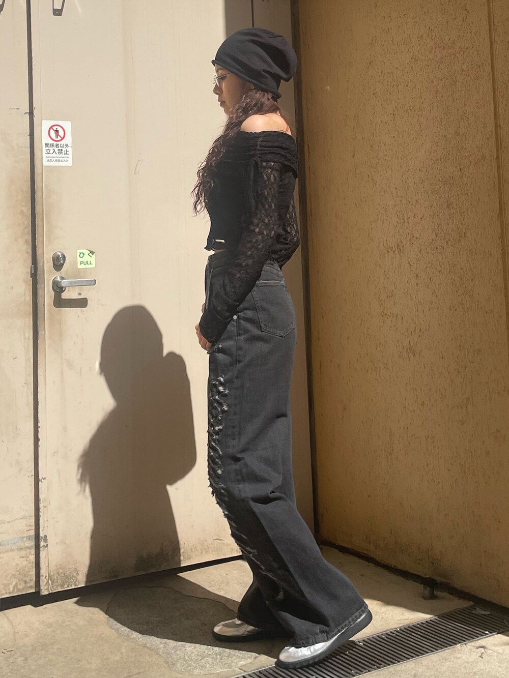 ブラック系のTシャツ/カットソー、ブラック系のTシャツ/カットソー、ブラック系のデニムパンツを着用したレディースの春コーディネートの2枚目の写真