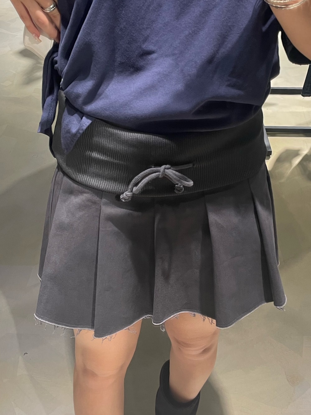 ブルー系のTシャツ/カットソー、グレー系のスカート、ブラック系のサンダルを着用したレディースの春コーディネートの6枚目の写真