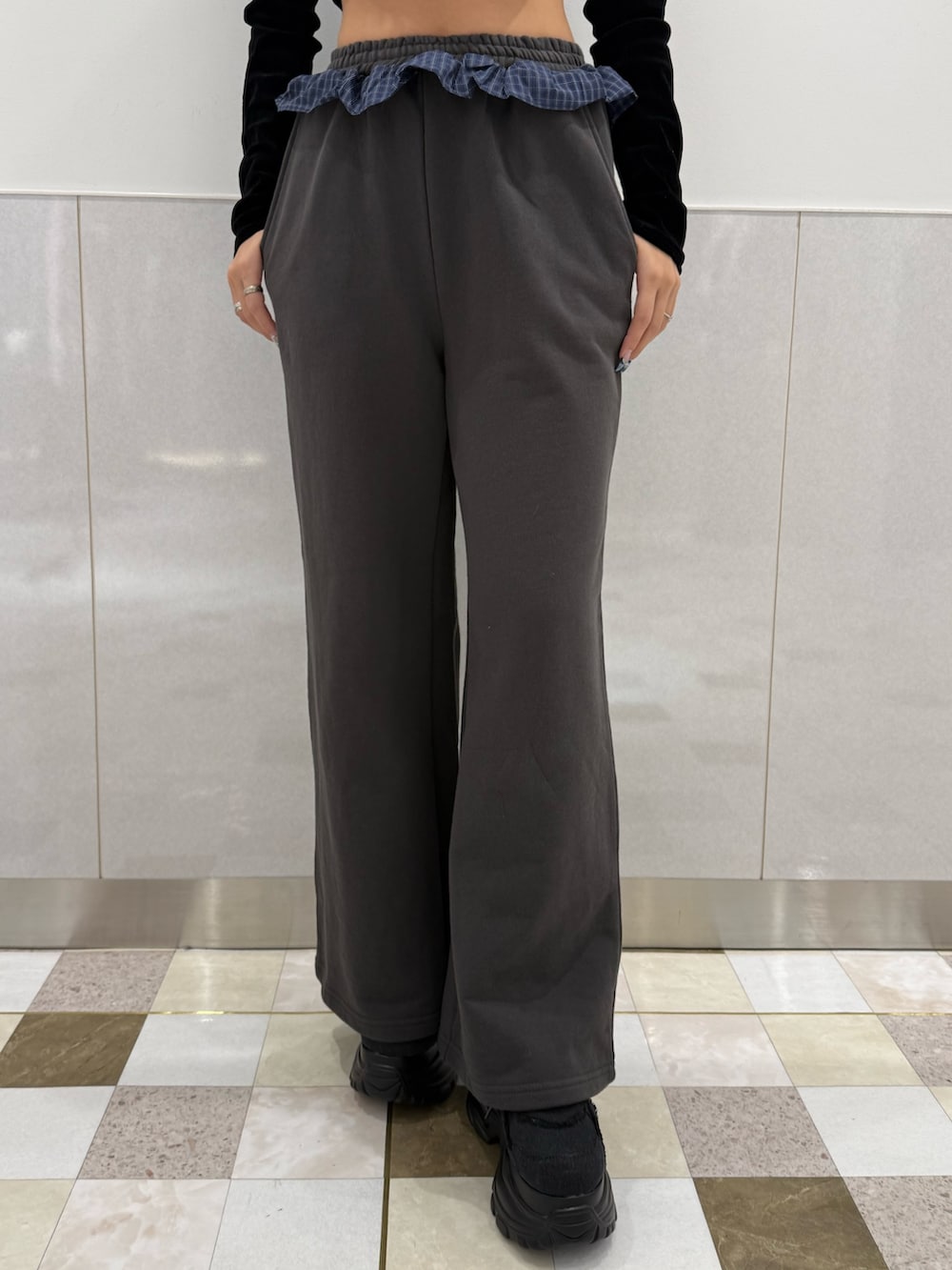 グレー系のニット/セーター、グレー系のスウェットパンツ、ブラック系のハンドバッグを着用したレディースの春コーディネートの6枚目の写真