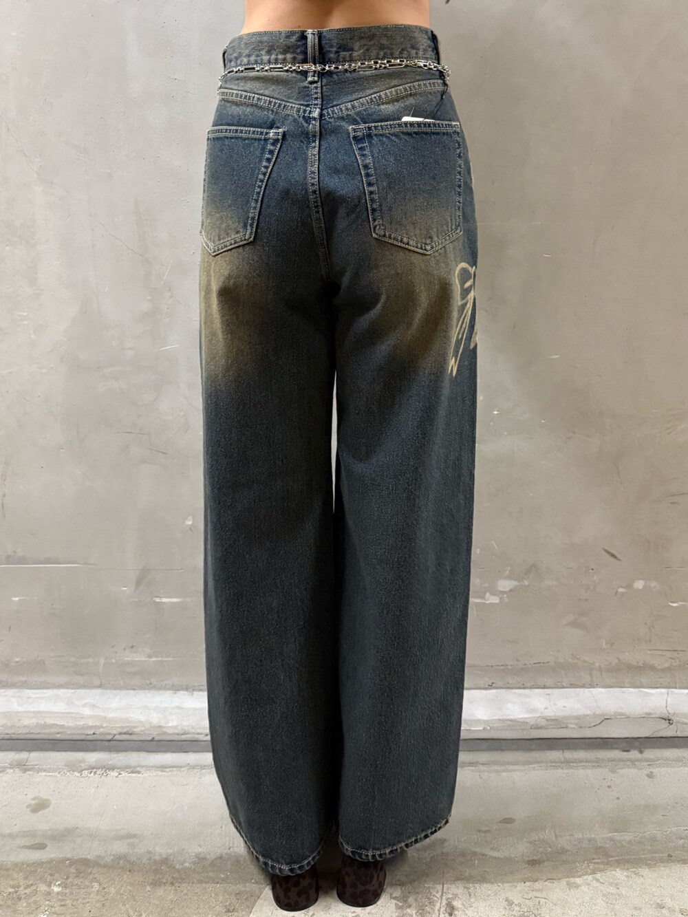 ブラウン系のTシャツ/カットソー、ブルー系のデニムパンツ、ブラウン系のサンダルを着用したレディースの夏コーディネートの9枚目の写真