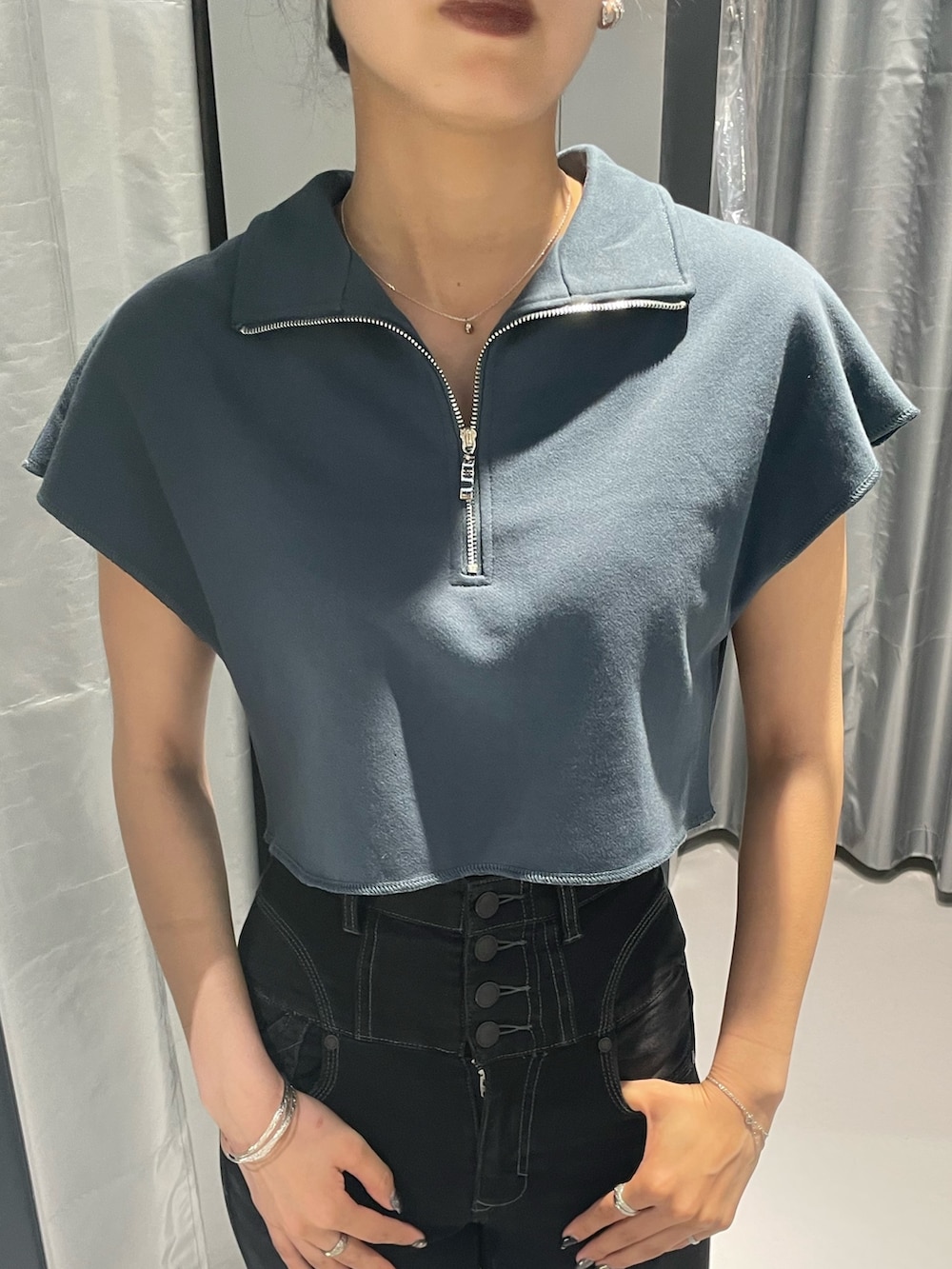 ブルー系のTシャツ/カットソー、ブラック系のその他パンツ、ブラック系のサンダルを着用したレディースの夏コーディネートの4枚目の写真